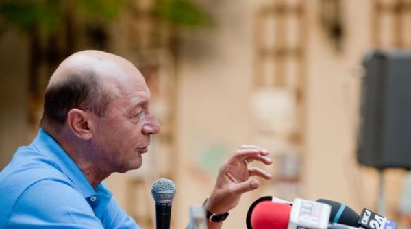basescu nu vrea referendum pana la ora 23 00 la sate si carciuma se inchide la 22 00 de la 8 00 la 20 00 era arhisuficient