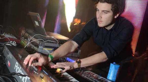 nicolas jaar vedeta show lui de la arene