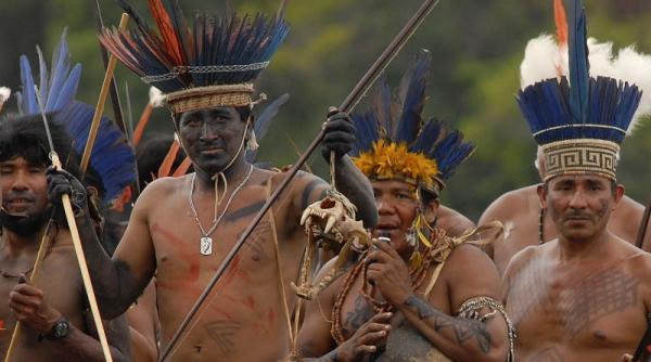 un trib indigen inarmat cu ciomege a atacat o baza militara columbiana