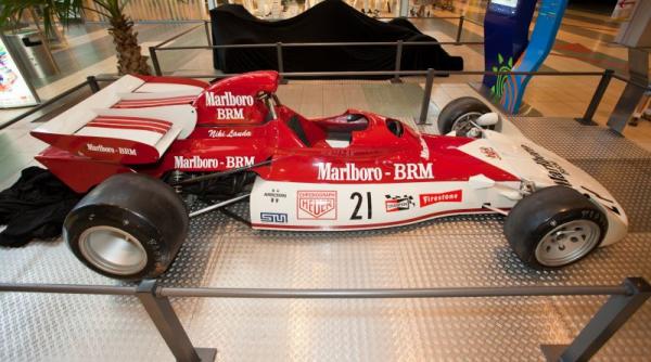 8 bolizi de formula 1 expusi in sun plaza