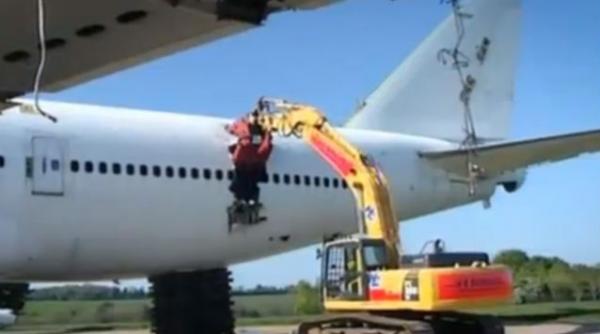 video cum este distrus un avion boeing 747 dupa ultimul sau zbor