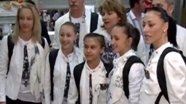 fetele din lotul de gimnastica au plecat la jocurile olimpice de la londra