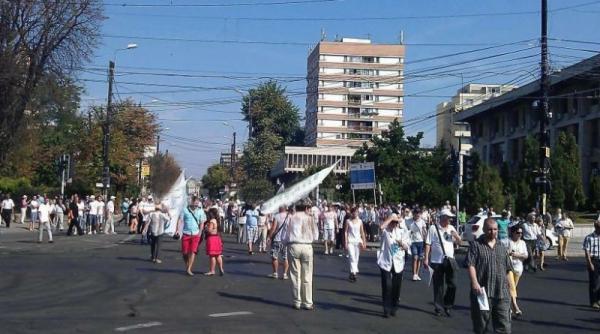 imbranceli la mitingul pdl de la iasi intre sustinatorii lui basescu si revolutionari video