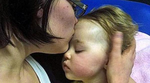 momentul in care o mama isi saruta fetita de adio medicii i au spus ca micuta urmeaza sa moara dar ceva miraculos se intampla