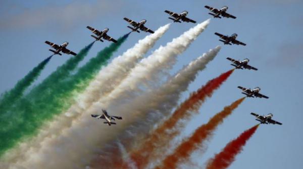 show aviatic pe aeroportul baneasa zeci de avioane supersonice fac spectacol pe cerul capitalei video