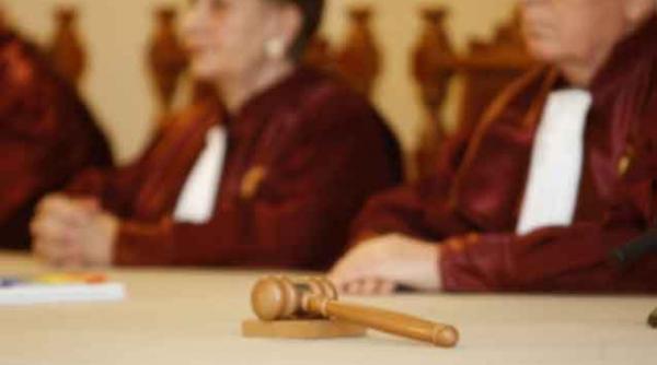 ccr adusa pe fagasul normal este legitima atributia curtii constitutionale de a se pronunta asupra constitutionalitatii hotararilor parlamentului