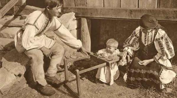 mosii de santilie ofrande ceremoniale de mere si miere