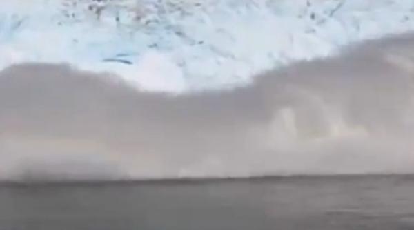 video mini tsunami provocat de un ghetar o barca trebuie sa fuga din calea valului care ameninta sa o inghita