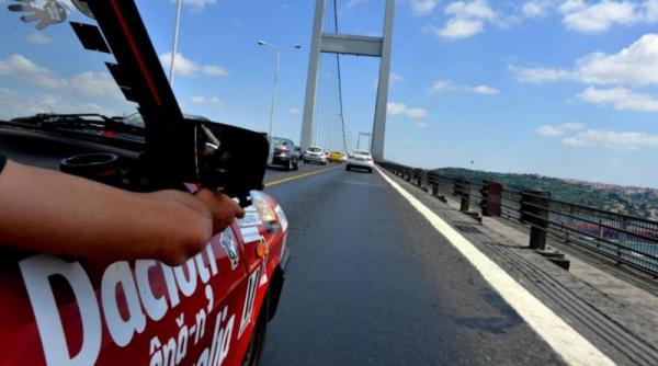 daciotii sunt in turcia si se indreapta spre georgia turcii sunt ospitalieri dar si curiosi ne intreaba unde mergem si privesc admirativ dacia noastra