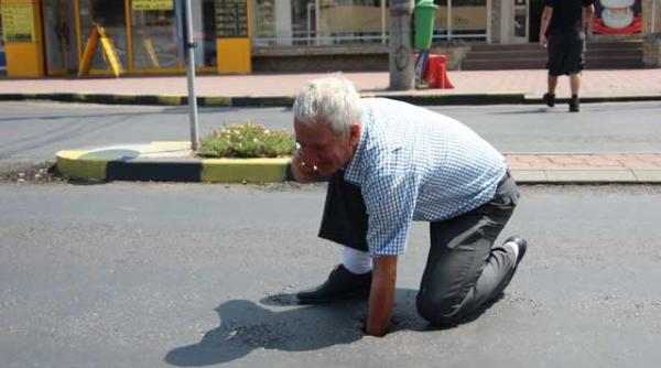 surpriza din centrul sucevei asfaltul a fost turnat peste un canal descoperit video