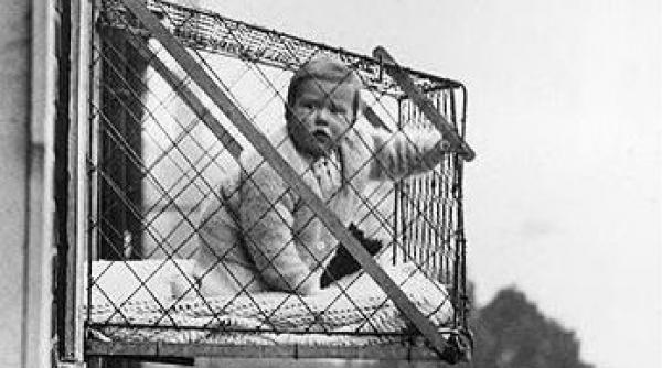 cum se depozitau copiii pe vremea bunicilor de la leaganul suspendat in afara ferestrei la scaunul pentru bebelusi din tetiera