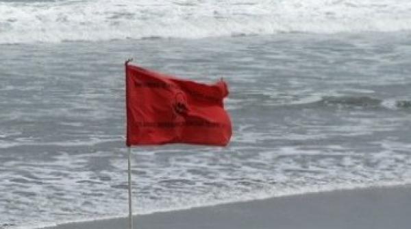 doua zile interzis in mare valurile uriase si curentii puternici pot pune in pericol turistii aflati pe litoral
