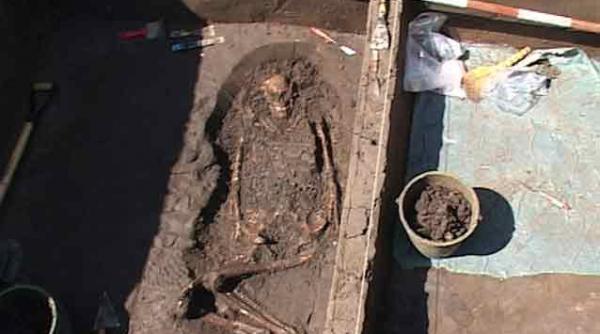 mormantul unui razboinic de acum 4000 de ani este cercetat de arheologi zilele acestea la costana in judetul suceava