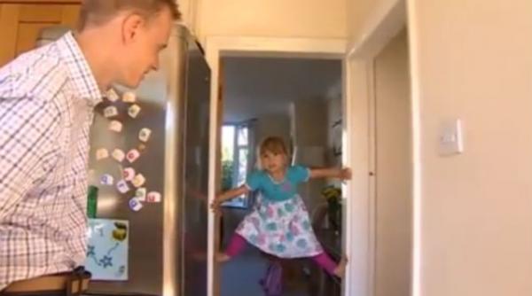 video o fetita de trei ani uimeste lumea prin felul in care se catara