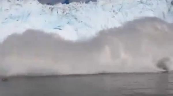 video turisti aproape inghititi de valul urias provocat de un iceberg