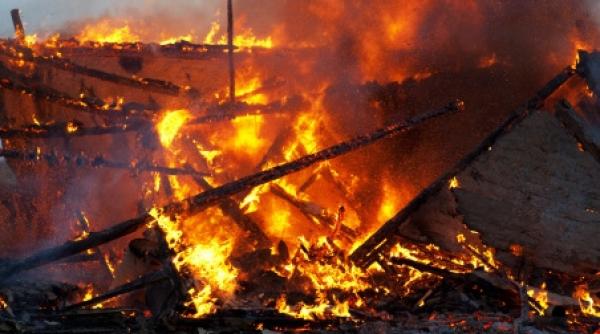 incendiu puternic la o fabrica de cherestea aflata langa o benzinarie la toplita