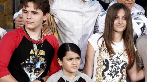 video janet jackson o bate si o injura pe fiica lui michael jackson paris