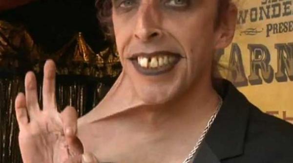 barbatul cu cea mai elastica piele isi poate transforma burta in masa video