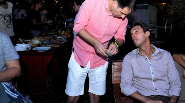 negru si badea au gasit un portofel burdusit cu euro