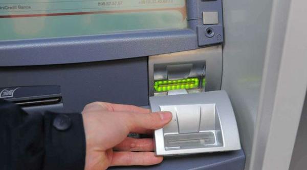 o grupare din bacau a furat 250 de milioane de lei din peste o suta de bancomate