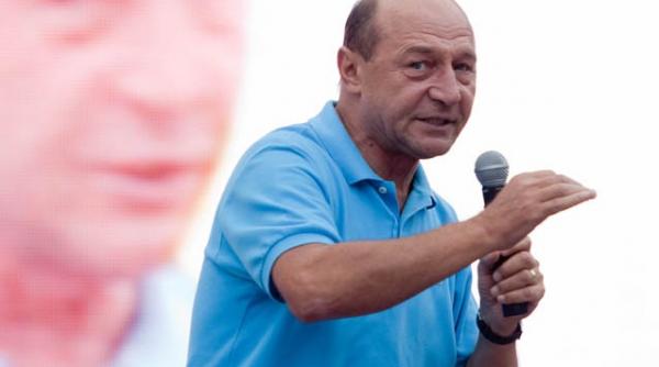 basescu in campanie electorala si in ziua votului singurul lucru care ne ajuta este statul acasa