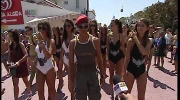 mazare la o sectie unde a venit insotit de tinere in costume de baie hai fetele alinierea la vot video