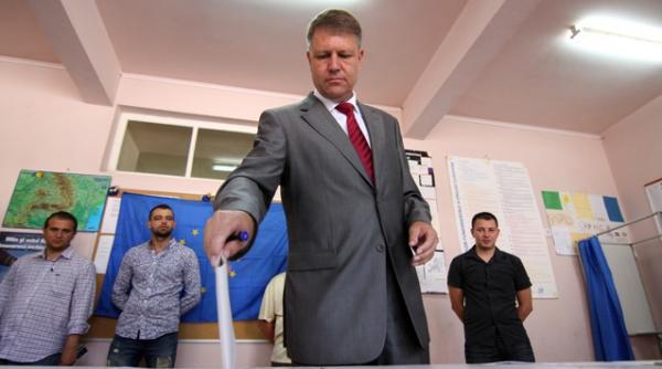 referendum 2012 klaus iohannis a venit la vot cu cravata norocoasa