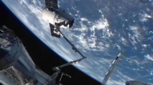 mirosul din spatiu un amestec de transpiratie si benzina recreat de un cercetator britanic