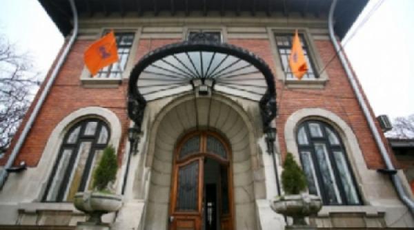 referendum 2012 traian basescu este la sediul pdl vezi ce se pregateste