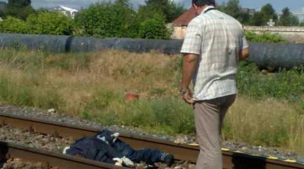 un barbat a murit dupa ce a cazut din tren fiind lovit de un alt tren care venea din sens opus