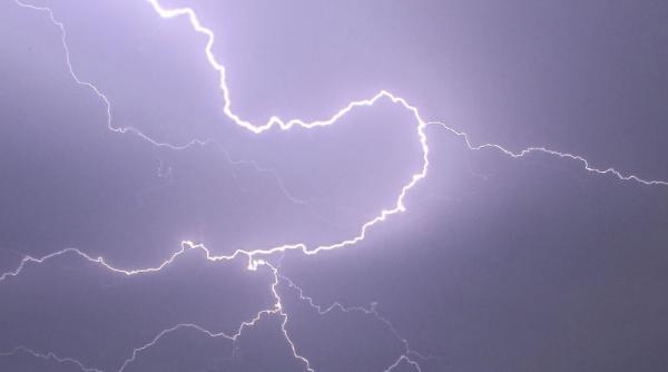 patru oameni loviti de fulger in timpul unei furtuni in arges