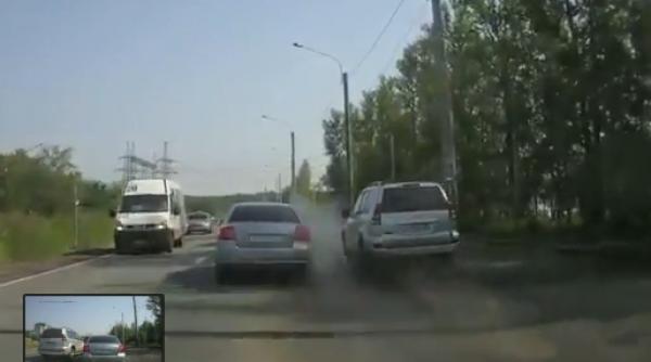 vezi cum se sicaneaza in trafic doi soferi rusi si cine a iesit invingator video
