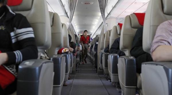 un pasager al companiei air canada a gasit un ac intr un sandvis servit in timpul zborului