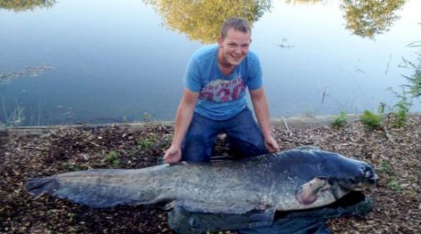 un pescar britanic a capturat un peste la fel de greu ca el iata dovada