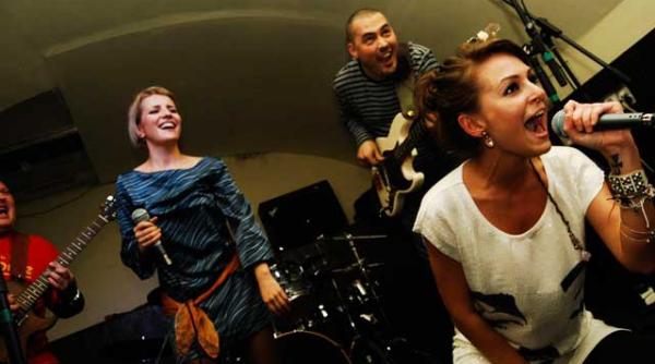 concert tiptil pe terasa tete a tete din herastrau