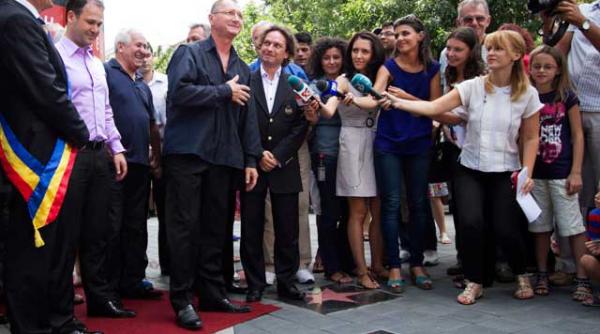 horatiu malaele stelele sunt pe pamant iar romania in aer