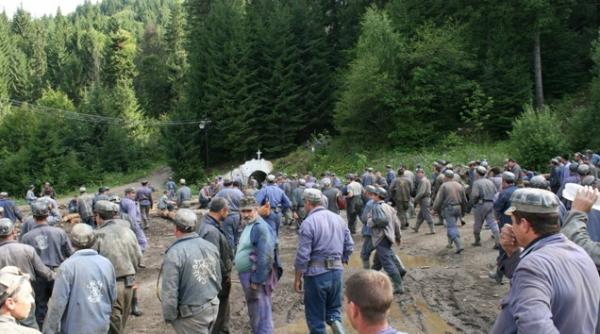 peste 300 de mineri de la mina de uraniu de la crucea s au blocat in subteran in semn de protest fata de conditiile de munca si salariile mici pe care le primesc