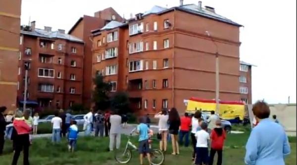 l au ratat la mustata un barbat a sarit de la geam cu cateva secunde inainte sa puna pompierii salteaua video