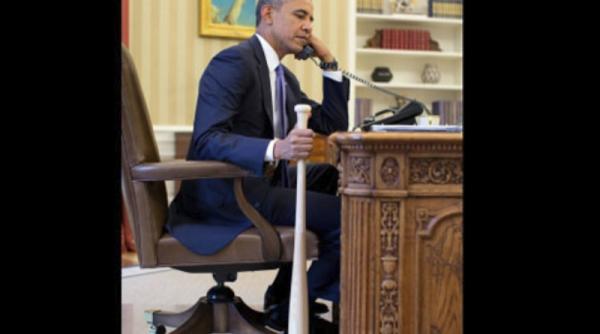 barack obama avea in mana o bata de baseball in timp ce vorbea la telefon cu premierul turciei
