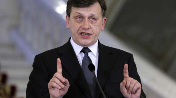 crin antonescu parchetul nu lucreaza la ordinele unui cetatean in tricou albastru care iese din cand in cand in fata unui gard si face declaratii