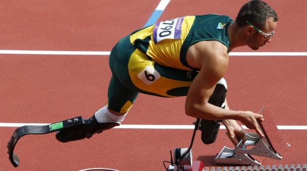 oscar pistorius primul sportiv cu picioarele amputate care evolueaza la jo