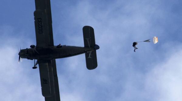 un parasutist a aterizat peste un copil la un miting aviatic din suceava ambii au ajuns la spital