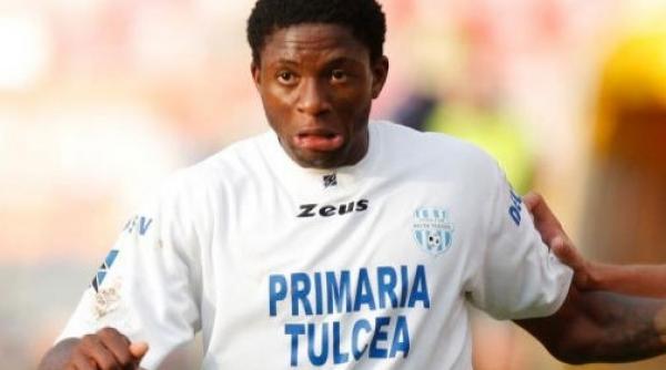 tragedie pe terenul de fotbal un jucator nigerian de la delta tulcea a murit dupa ce a suferit un infarct chiar in timpul meciului