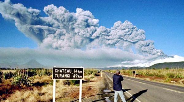 eruptia unui vulcan din noua zeelanda pune in pericol populatia din zona centrala a insulei nordice