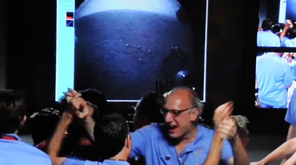 roverul curiosity a ajuns cu bine pe marte si a transmis primele imagini