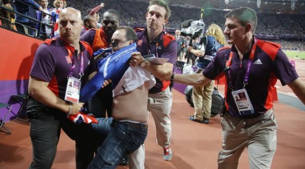 un barbat beat a aruncat o sticla pe pista de 100 m inaintea finalei castigate de usain bolt la jocurile olimpice de la londra galerie foto