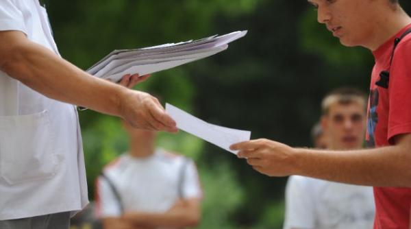 patruzeci de cadre didactice eliminate din examenul de titularizare pentru tentative de frauda