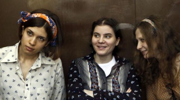 procuratura moscovita a cerut trei ani de inchisoare pentru cele trei cantarete din trupa pussy riot