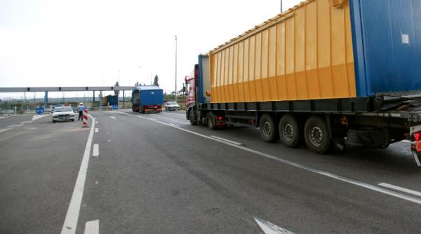 un tir incarcat cu alimente s a rasturnat si a luat foc pe autostrada bucuresti pitesti