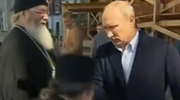 video ce reactie are vladimir putin cand un preot vrea sa i pupe mana